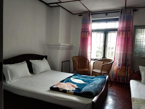 a bedroom with a bed and a window at Green Villa in Nuwara Eliya