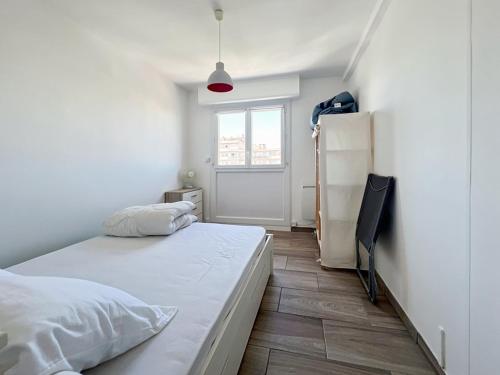 une chambre avec deux lits et un réfrigérateur dans l'établissement Appartement F2 avec parking centre Palavas - FR-1-559-38, à Palavas-les-Flots