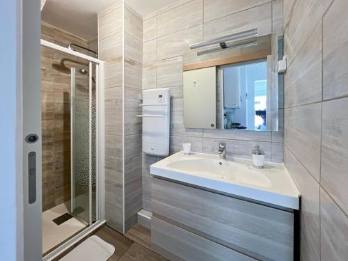 une salle de bain avec un lavabo, un miroir et une douche dans l'établissement Appartement F2 avec parking centre Palavas - FR-1-559-38, à Palavas-les-Flots