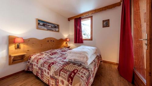 a bedroom with a bed with red curtains and a window at Appartement familial Abries - Jacuzzi et piscine - Pied des pistes in Abriès