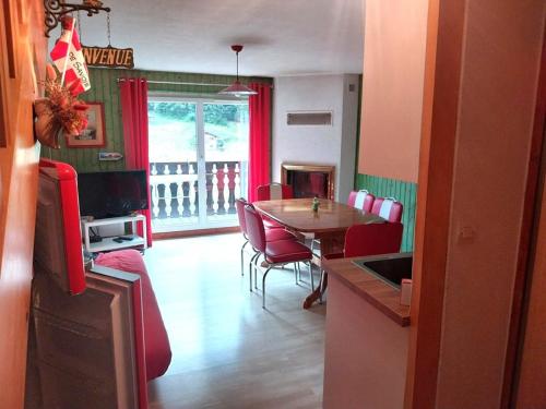 une cuisine et une salle à manger avec une table et des chaises dans l'établissement Appartement au calme avec balcon et kitchenette - 3 pièces - FR-1-573-41, à Bonnevaux
