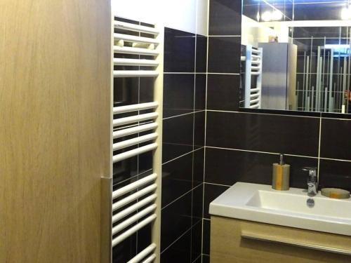 une salle de bain avec un lavabo et un miroir dans l'établissement Appartement lumineux aux Gets, 3 pièces, garage, confort, 5 pers, WiFi, proche pistes - FR-1-802-32, aux Gets