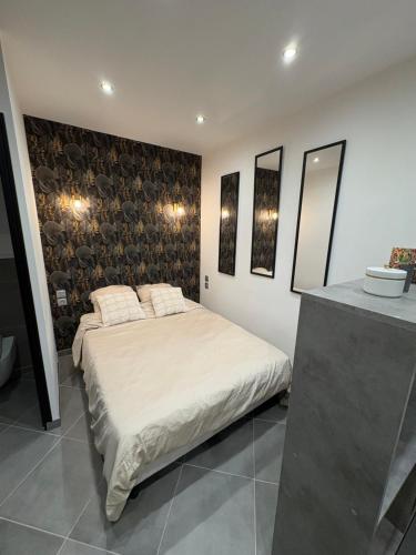 a bedroom with a bed and a stone wall at Spa, chill & centre-ville in Vichy