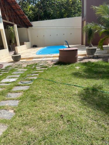 a yard with a swimming pool with a hose at Sítio rauglen in Eusébio