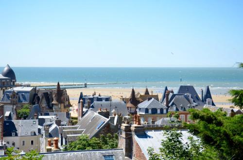 a view of a city with the beach in the background at Les 2 Villas in Trouville-sur-Mer