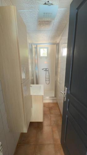 une salle de bain avec une baignoire, un lavabo et un miroir dans l'établissement L’appartement du Micocoulier, à Salon-de-Provence