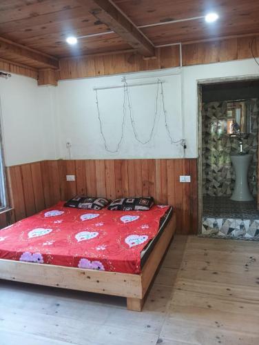Una cama o camas en una habitación de Shangarh JC Snow Valley