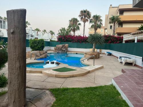 Kolam renang di atau dekat dengan Apartahotel La Rotonda Cabo Roig