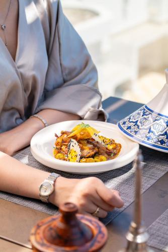 ホテルの敷地内または近くでの食事または食べ物