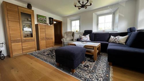 a living room with a couch and a table at Lisa's Ferienwohnung in Obing