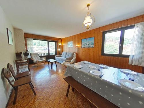 un salon avec une table et un canapé dans l'établissement Appartement au pied des pistes, 4 couchages, Le Grand-Bornand - FR-1-241-202, au Grand-Bornand