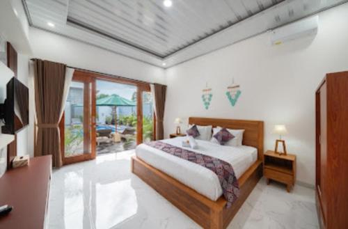 a bedroom with a bed and a large window at Anta Villa Lembongan in Nusa Lembongan