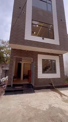 ジャランダールにあるV2 Guest Houseの玄関のドアが開いたまま家が建設されている