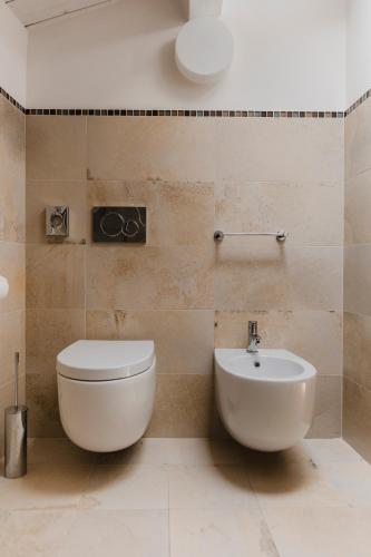 a bathroom with a toilet and a sink at Borgo delle Fonti in Acquaviva Collecroce