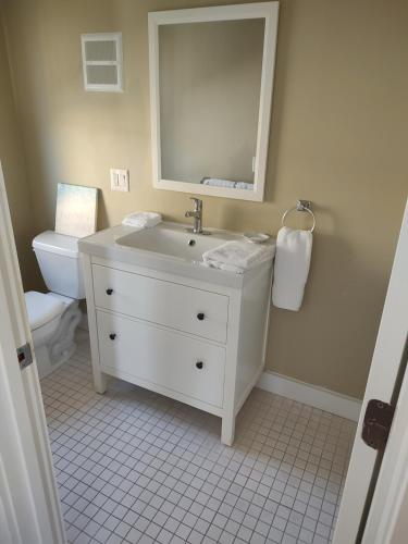 Un baño de Inn on Onset Bay