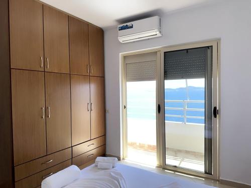 Postel nebo postele na pokoji v ubytování Kristi Apartment