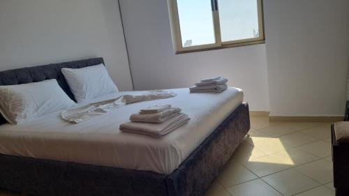 Postel nebo postele na pokoji v ubytování Kristi Apartment