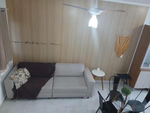 a living room with a couch and a ceiling fan at casa ipê sobrado Pindamonhangaba, Moreira César in Pindamonhangaba