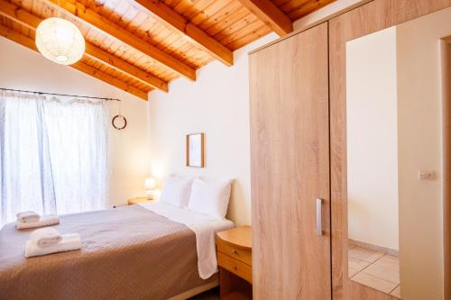 a bedroom with a bed and a window at Thetis in Alikanas