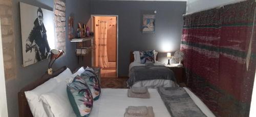 a room with a bed and a bedroom with a bed sqor at Casablanca Overnight Accommodation and Camping in Brandvlei