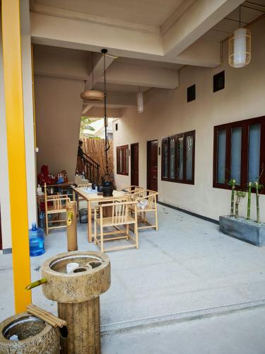 a patio of a house with a table and chairs at 耕读园公寓ອາພາດເມັ້ນໃຫ້ເຊົ່າ ເກິ່ງດູຢວນ in Ban That-Louang