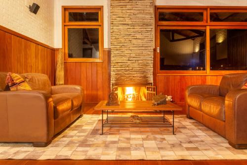 a living room with two couches and a coffee table at Parador Lumiar Boutique Hotel & Spa in Lumiar