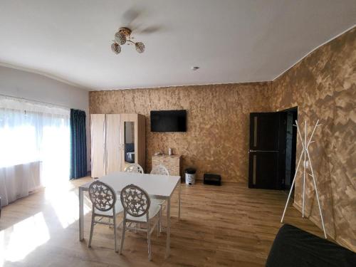 a dining room with a white table and chairs at Casa Ratiu 3 Stele Airport Bucharest Therme Bucharest in Baloteşti