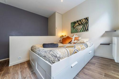a bedroom with a bed in a room at Le Central Bleau 2 - Hypercentre in Fontainebleau