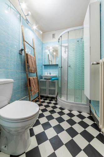 une salle de bain avec toilettes et douche en verre dans l'établissement Studio Ensoleillé à Saint-Maur - Proche Paris, à Saint-Maur-des-Fossés