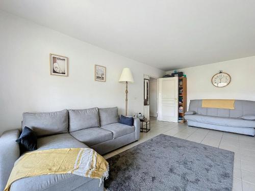 - un salon avec un canapé gris dans l'établissement Desirade-Piscine-Proche plage, au Golfe-Juan