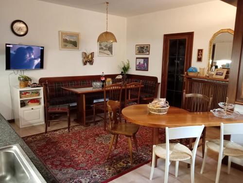 a kitchen and dining room with a table and chairs at Casa Francesco in Peaio