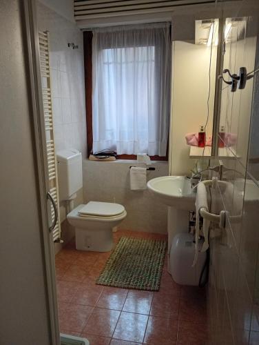 a bathroom with a toilet and a sink at Casa Francesco in Peaio
