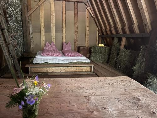 Ένα ή περισσότερα κρεβάτια σε δωμάτιο στο Heubett in Bauernscheune - Schlafen im Bergheu