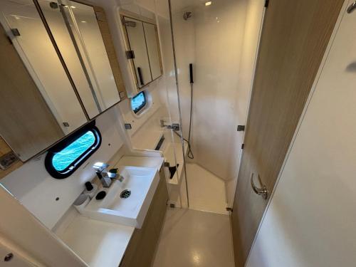 vista sul soffitto di un bagno con lavandino di CATAMARAN ZEPHYR EXPERIENCE EXCLUSIVE Navigation, diner, nuit, petit-déjeuner inclus a Anse des Flamands