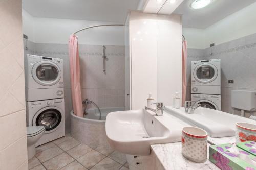 a bathroom with two sinks and a washing machine at La Casa di Nadia in Bussolengo