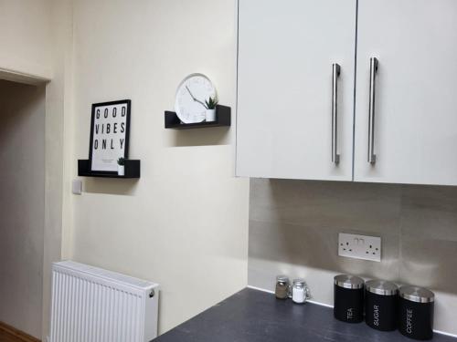 Cucina o angolo cottura di Rooms in Manchester 6 minutes Drive to Victoria Station