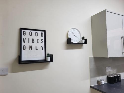 Cucina o angolo cottura di Rooms in Manchester 6 minutes Drive to Victoria Station