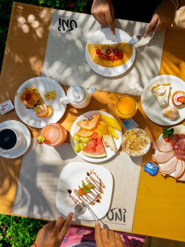 a table with plates of food on top of it at Uni Boutique Hotel & Spa in Búzios