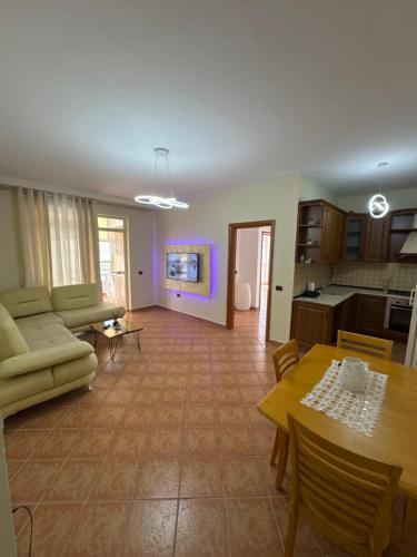 ein Wohnzimmer mit Sofa und Tisch in der Unterkunft Casa del Mare in Durrës