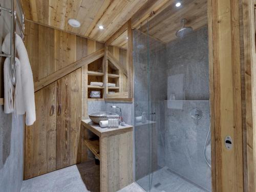 une salle de bain avec douche et douche à l'italienne dans l'établissement Superbe duplex 68m² avec cheminée, 2 chambres, parking intérieur, et services inclus à Val d'Isère - FR-1-567-46, à Val dʼIsère