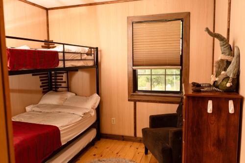 une chambre avec un lit superposé et une fenêtre dans l'établissement Family-Friendly 3BR Cabin with Mountain Views, Near Trails & Skiing, à Spruce Pine