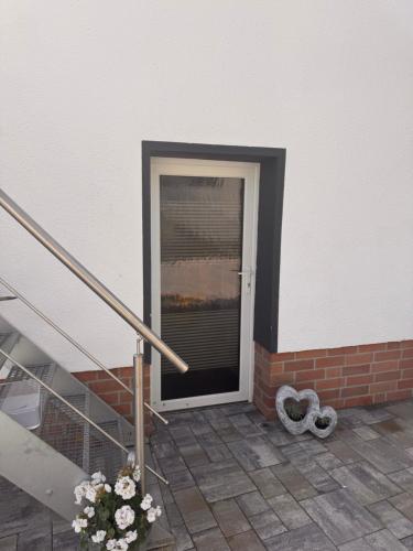 a door with a window and a plant next to it at gemütliches Zimmer mit eigenem Bad und separatem Eingangstor in Erxleben