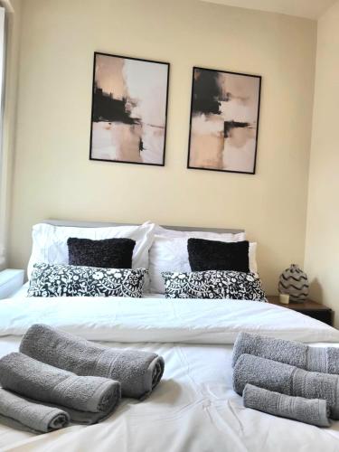 Letto o letti in una camera di Rooms in Manchester 6 minutes Drive to Victoria Station