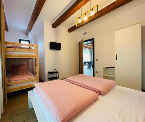 Giường trong phòng chung tại Cuibul Naturii - Leisure and Retreat