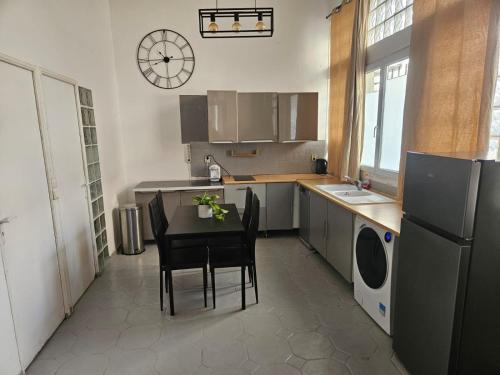La cuisine est équipée d'une table, d'un évier et d'un réfrigérateur. dans l'établissement Marseille centre 6 personnes, à Marseille