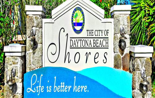 Una señal para los resultados de la playa de la ciudad de Bayatown en Vacation in Comfort and luxury - "THE SHERWIN" Oceanfront Condominium 906, en Daytona Beach Shores