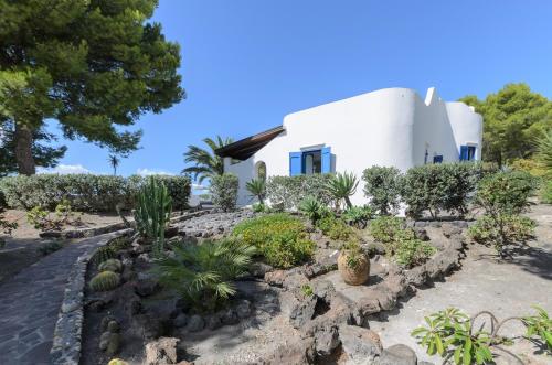 a garden in front of a white house at Villa dei Sogni in Vulcano