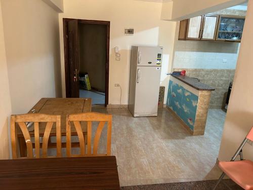 Kuchyň nebo kuchyňský kout v ubytování شقه مكيفه صف أول شاطئ الفيروز