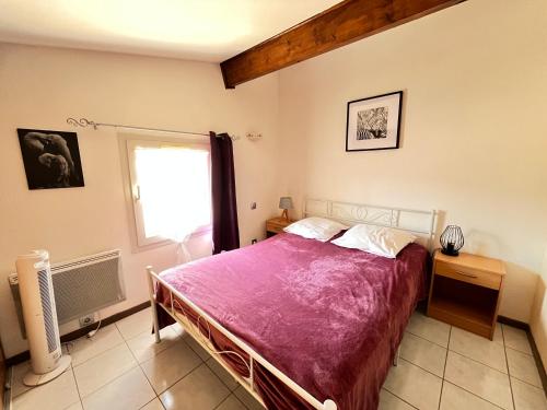 une chambre avec un grand lit et une fenêtre dans l'établissement Belle villa d'angle, 6 couchages, cuisine climatisée, 3 chambres terrasse ombragée parking dans résidence sécurisée avec piscine commune, 400 m de la mer, LROND24, à Portiragnes