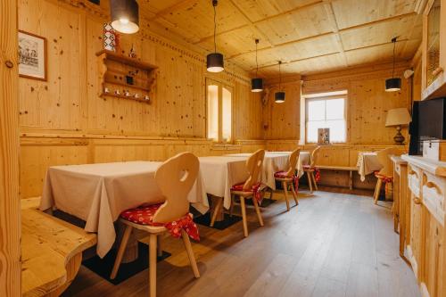 een restaurant met tafels en stoelen in een kamer bij Coronata Haus in Roncegno